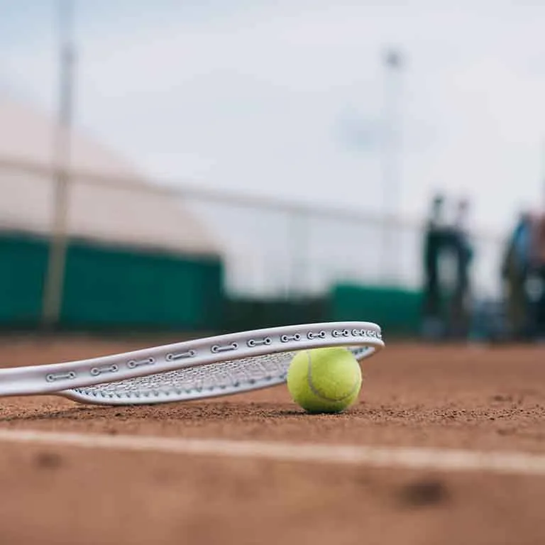 Raqueta y pelota de tenis
